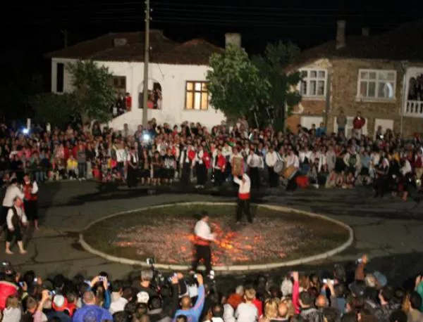 Стотици туристи на нестинарските игри в село Българи