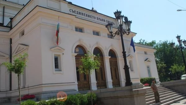 Определението „независим народен представител" отпада
