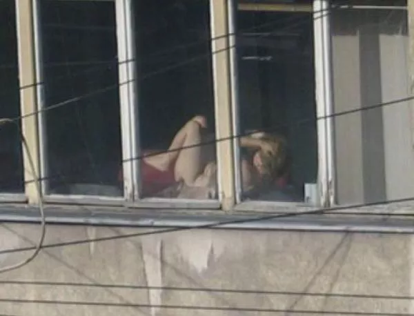 Съдийка от ВС на Босна е отстранена от длъжност, след като танцувала гола на прозорец