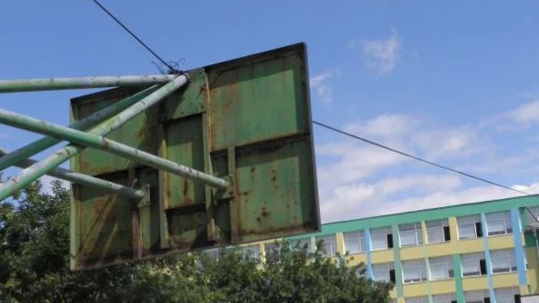 Кабел с ток, закрепен за баскетболен кош в гимназия в Благоевград
