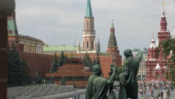 3 лоса се настаниха в двор на блок в Москва