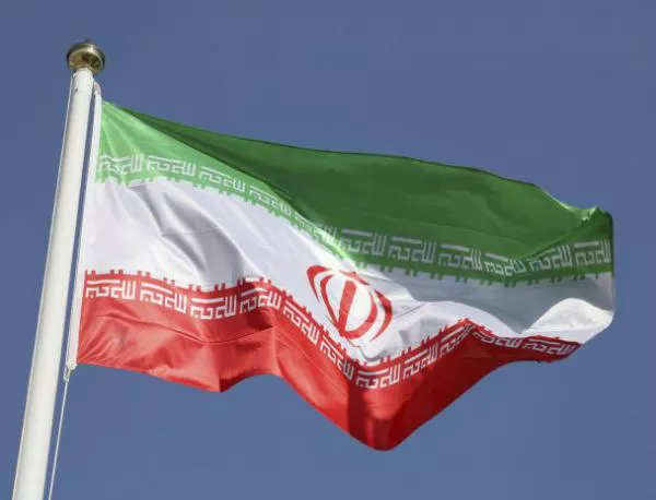 Приемлив за Запада политик води на президентските избори в Иран