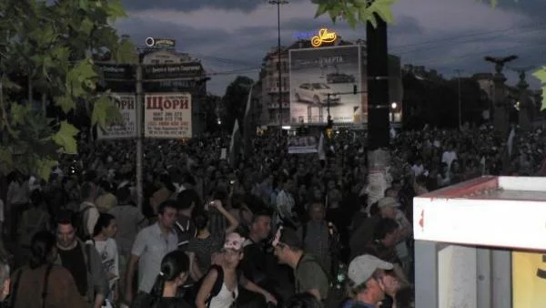 Малобройна групичка при централата на "Атака" предизвика протестиращите