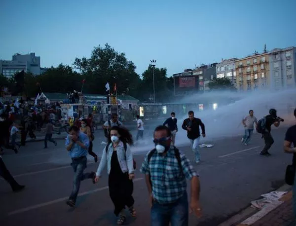 Полицията разчисти площад "Таксим", цяла Турция се вдига на протест