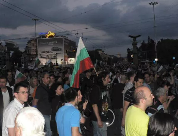 Протестът в София не спира, но върви без инциденти