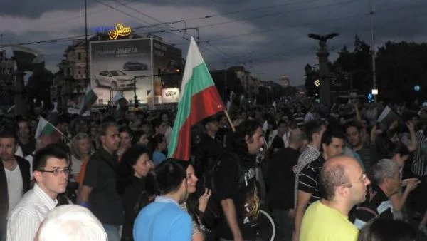 Протестът в София не спира, но върви без инциденти