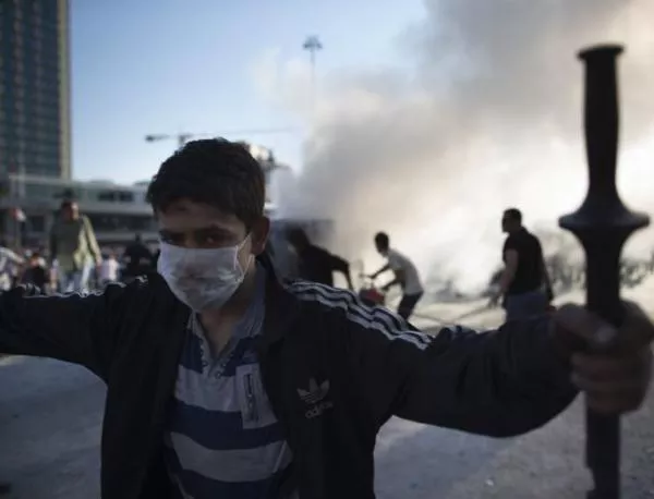 Използваният от турската полиция сълзотворен газ е смъртоносен