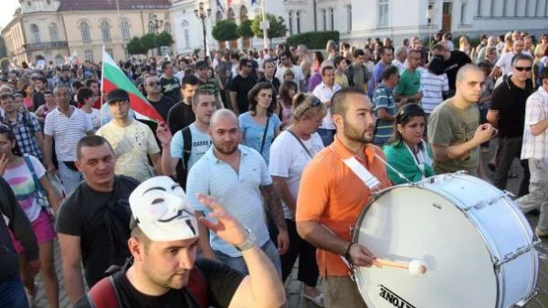 Протестиращите стигнаха до централата на Атака, Волен Сидеров все още не говори с тях