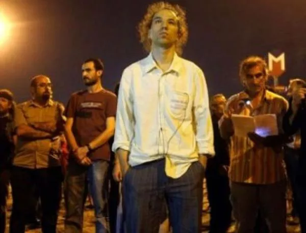 Безмълвен и неподвижен младеж - новият символ на турския протест