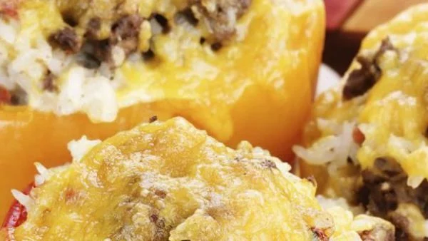 Пълнени чушки с яйца и сирене на фурна