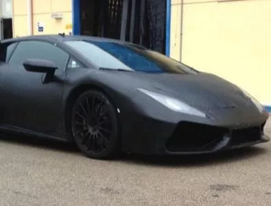Lamborghini Cabrera се маскира в тъмни одежди
