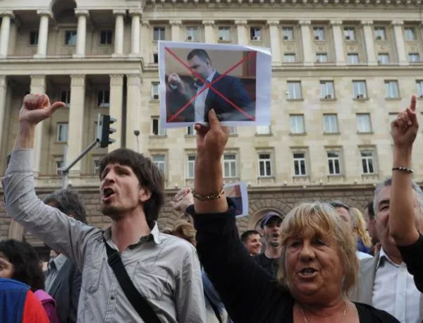 Алфа Рисърч: 85% подкрепят свалянето на Пеевски, 56% искат оставката на Орешарски