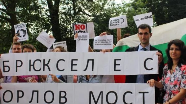 Българите в Брюксел протестират, искат оставката на Орешарски