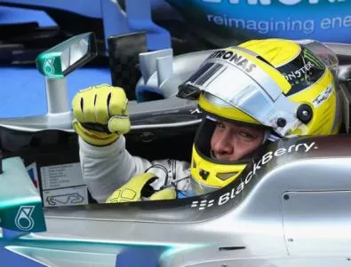 Напляскаха Mercedes F1 през ръцете
