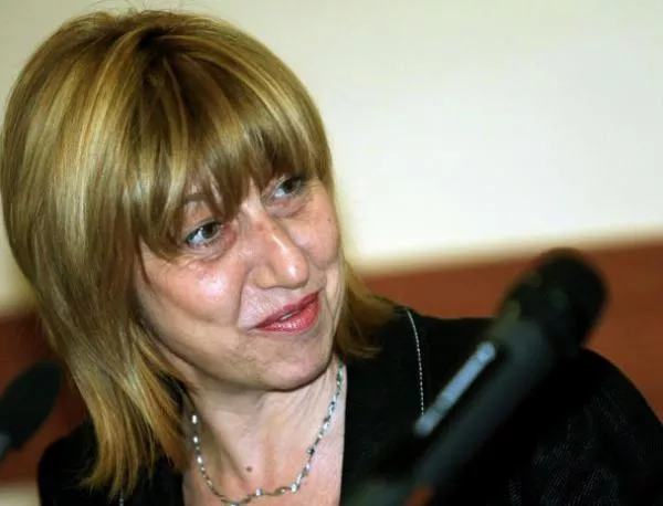 Клисарова: Няма да позволя да отпадат български класици 