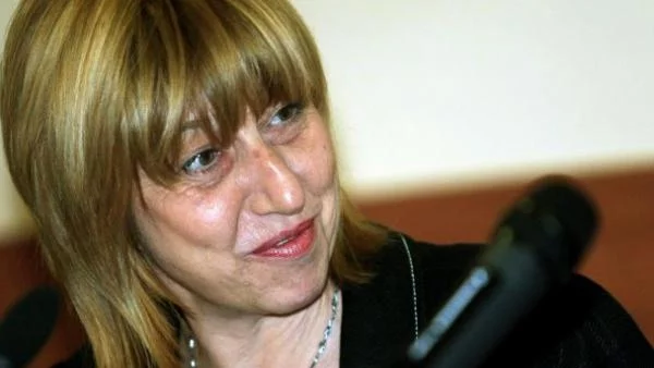 Клисарова: Няма да позволя да отпадат български класици 