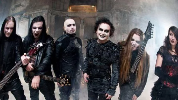 Изискванията на Cradle of Filth: Черни чорапи и витамин Ц