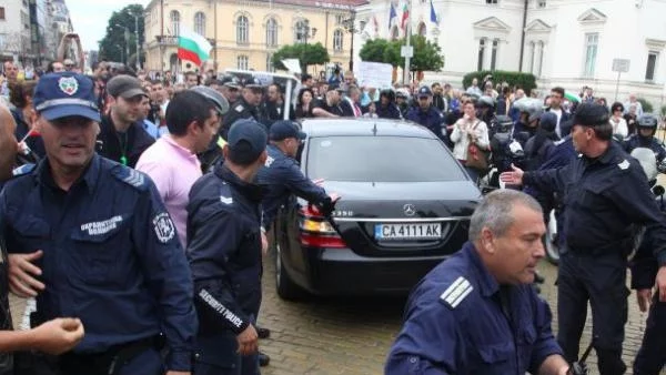 Напрежението пред Народното събрание ескалира