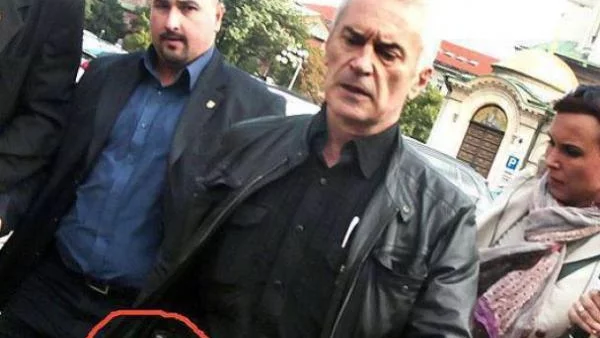 Волен Сидеров влезе въоръжен в парламента