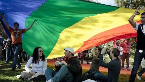 В Русия арестуваха много хора, протестиращи срещу закон, дискриминиращ гейовете