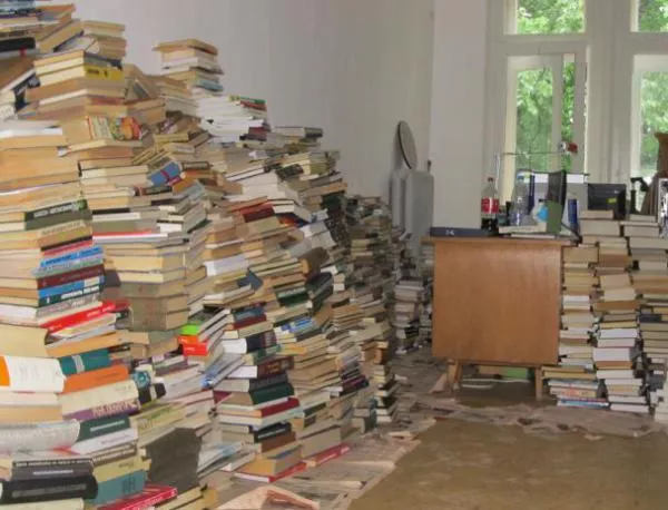 Евакуираха 50 000 книги, заради наводнение в русенската библиотека