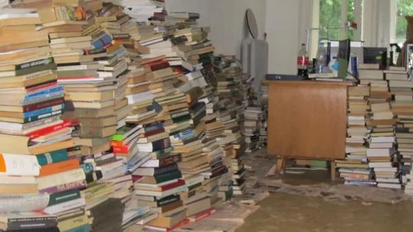 Евакуираха 50 000 книги, заради наводнение в русенската библиотека