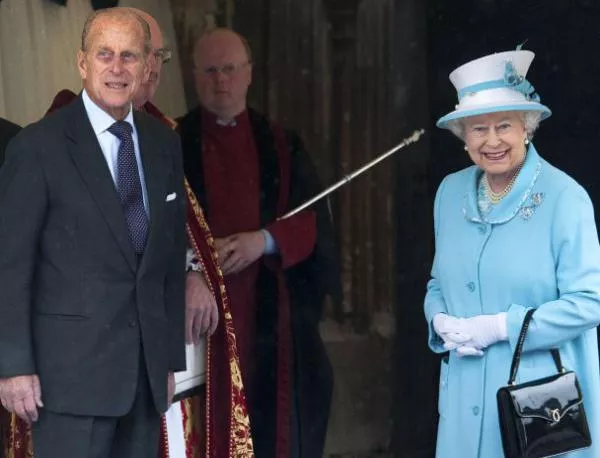 Елизабет II използва дамската си чанта, за да се измъква от събития