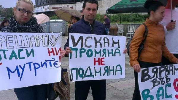 Дъждът не попречи и на контрапротеста в подкрепа на Орешарски