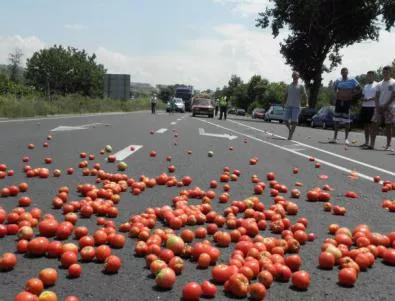 Производители изсипаха тонове домати в знак на протест