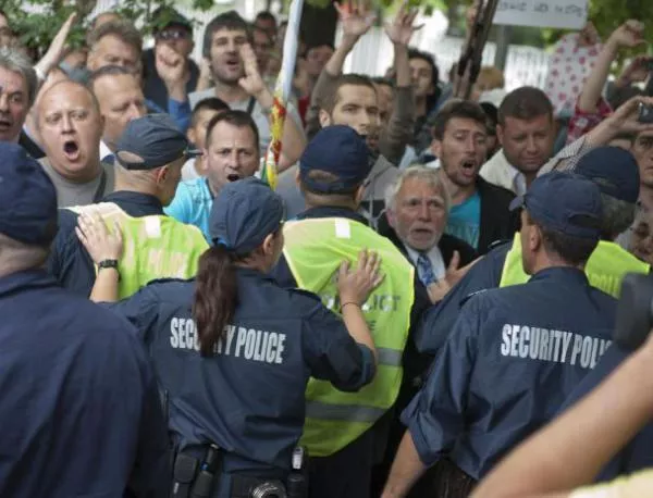 Протестиращи искат да затворят АМ "Тракия", полицията им забрани