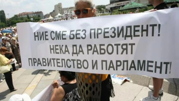 Подписка с искане за оставката на президента започват от утре