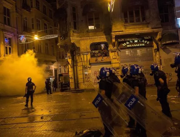 Затвориха "Гези" отново, полицията в сблъсък с демонстрантите