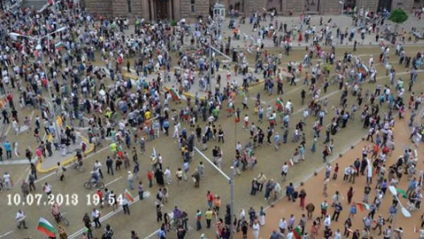 МВР публикува снимки от #ДАНСwithme, протестиращите се връщат към "Орлов мост"