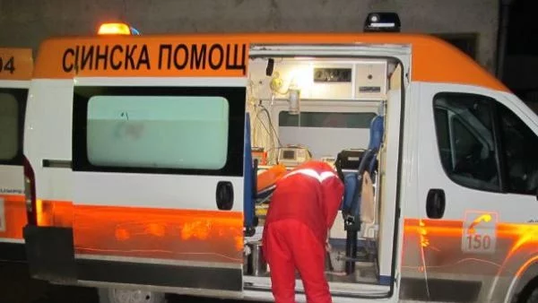 Такси се вряза в спирка на "Цариградско шосе", 8 души са пострадали тежко