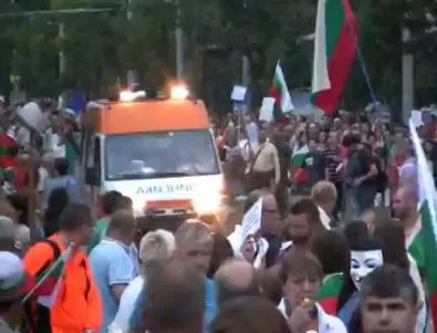 Видео: Протестиращите пропускат линейка след катастрофата