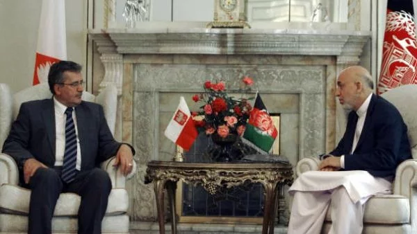 Замерят полския президент с яйца и домати