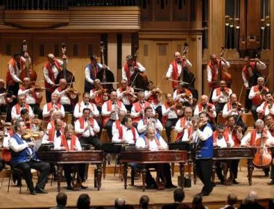100 Gypsy Violins прекосяват Ламанша, за да свирят на погребение 