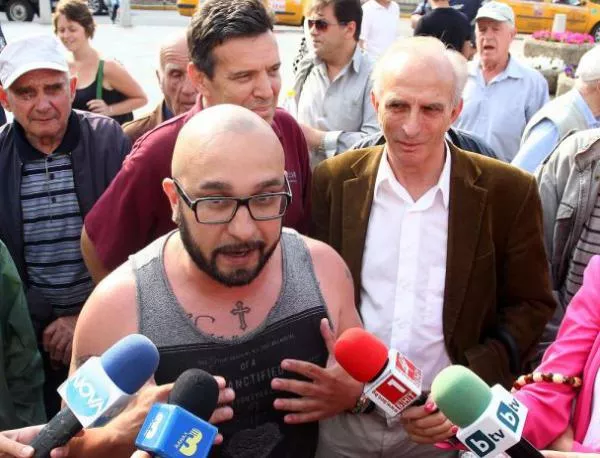 Шамара протестира пред къщата на Борисов: Да се държи като мъж и да работи