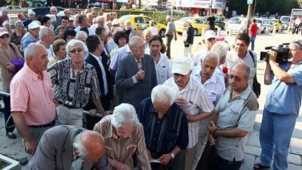 Пилони, облепени с деноминирани левове, посрещнаха контрапротеста