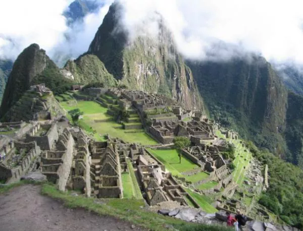 Хирам Бингъм открива считания дотогава само за легенда град на инките Мачу Пикчу