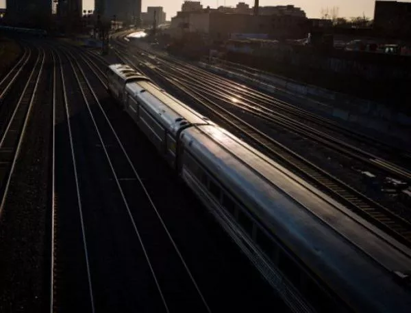 Влак дерайлира в Испания - най-малко 20 са загинали