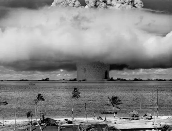 В лагуната на атола Бикини САЩ извършва първия в света подводен ядрен опит  - Новини от Actualno