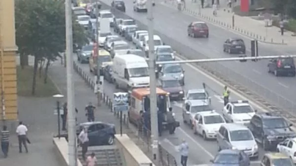 Жена се опита да влезе с кола в метрото