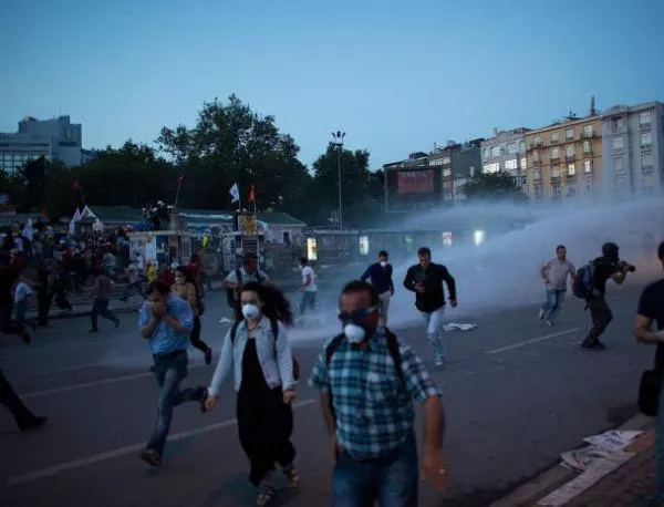 Полицията отново атакува протестиращи на площад „Таксим” в Истанбул