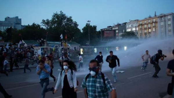 Полицията отново атакува протестиращи на площад „Таксим” в Истанбул