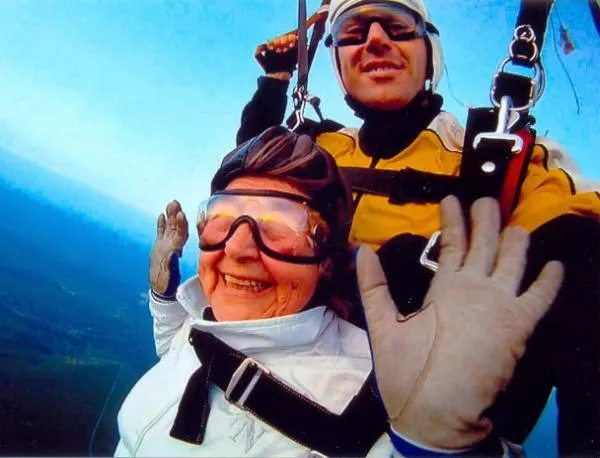 79-годишна варненка скочи с парашут за 10-и път 