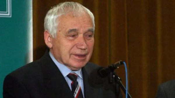 Желю Желев е избран от 7 Велико народно събрание за президент на България