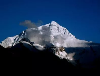 Затягат правилата за изкачване на Еверест 