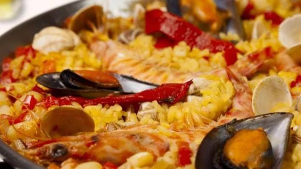 Паеля с морски дарове 