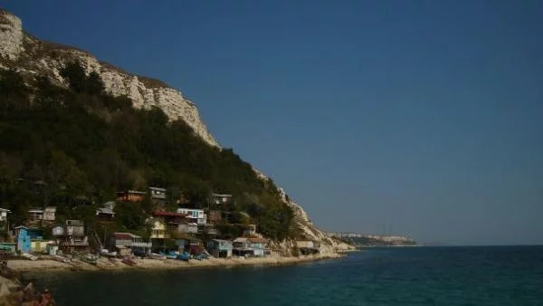 Доброволци почистиха плажа на Каварна